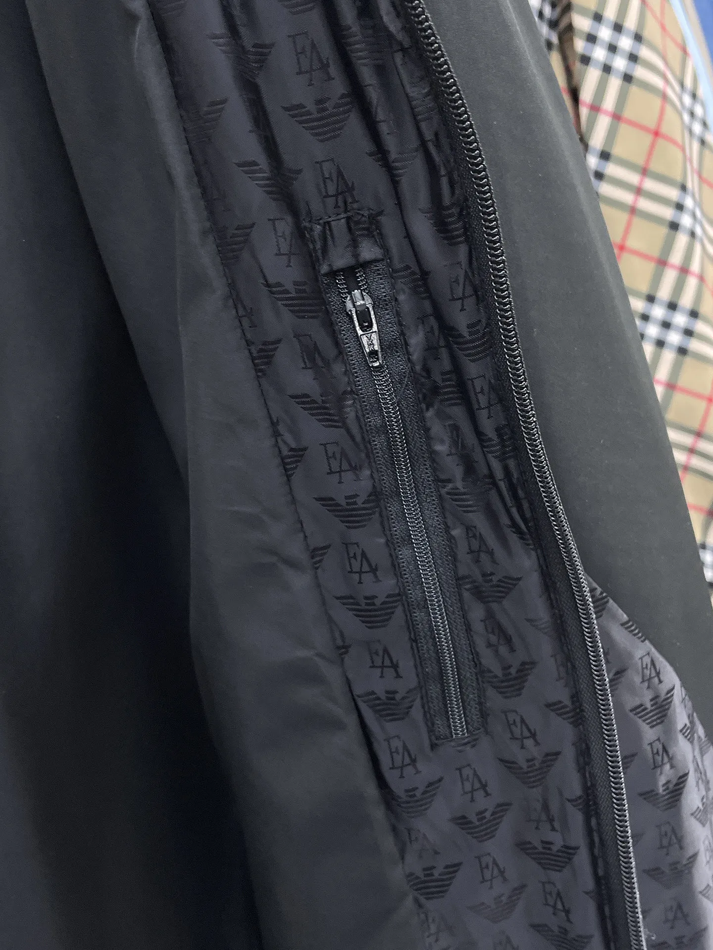 Armani official website Same Style, complete with three labels, on sale in advance! 2026 Autumn and Winter New Arrival men's jacket, Original three-label premium version! The custom-made fabric Breathable in the counter has high comfort, impeccable details, and brand element design concept, reflecting high quality. It feels delicate and soft! It presents a casual cut and the upper body shape is great! Sizes: M～3XL